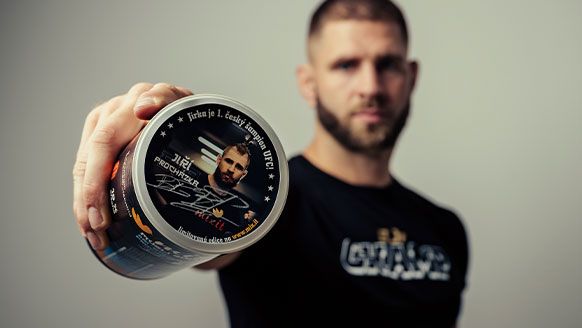 Un conte de fées tchèque à l'UFC : Procházka survit aux assauts du destructeur et le met au tapis d'un coup de coude.